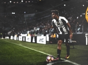 詹姆斯重返赛场，表现优异首场状态出色，老鹰观众沸腾！上演精彩一战